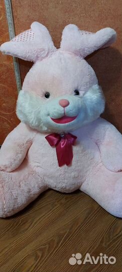 Большой плюшевый заяц