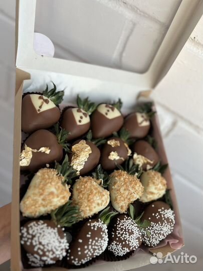 Клубника в шоколаде подарок выпусконой