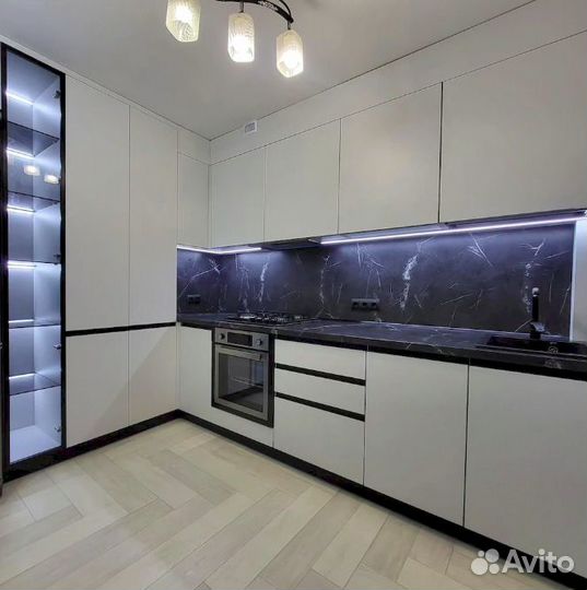 Белая кухня на заказ с пеналами