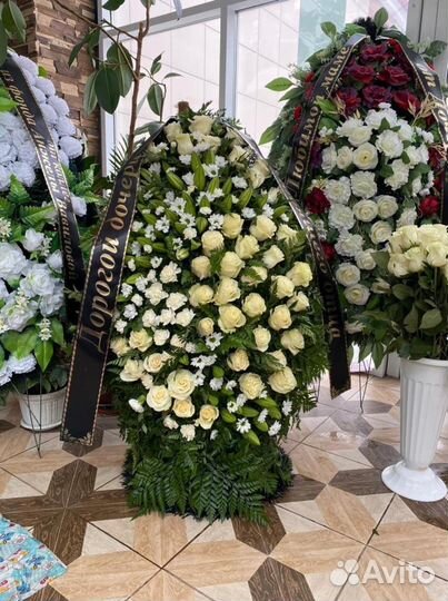 Венки и корзины из живых цветов