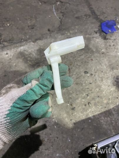 Лапка на отражатель фары для Апти carisma