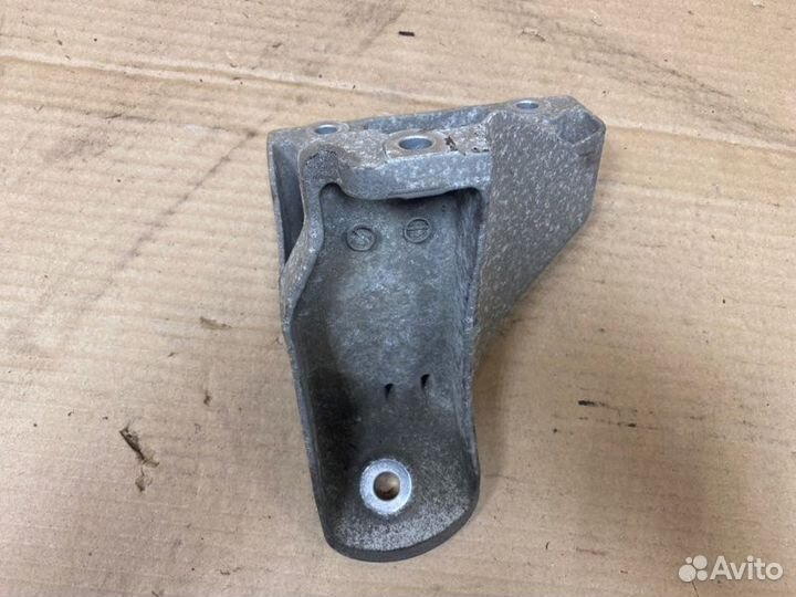 Кронштейн двигателя левый Volkswagen Touareg 7L