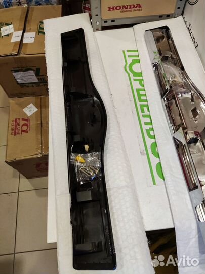 Накладка Задней Двери черная Toyota Prius NHW20