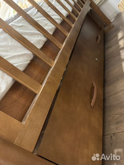 Детская кроватка с маятником и ящиком