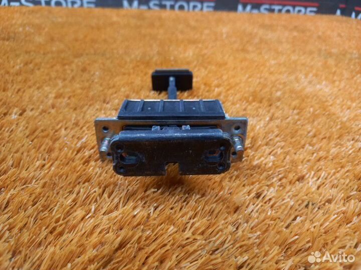 Ограничитель двери задний правый Mercedes-Benz