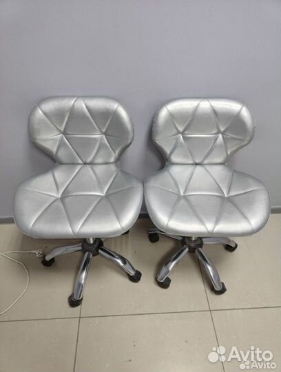 Маникюрный стол и 2 комплекта стульев