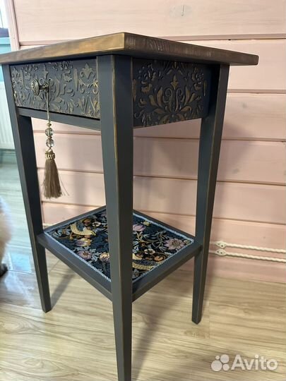 Столик консольный