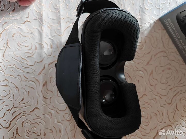 Очки виртуальной реальности с джойстиком