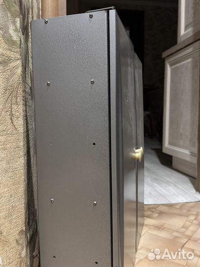 Шкаф металлический настенный