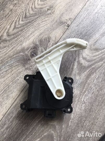 Сервопривод заслонок печки Toyota Fielder, Runx