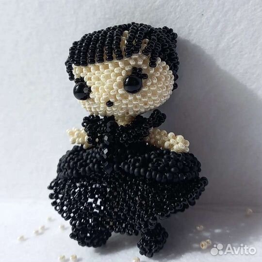 Фигурка Уэнсдей из бисера (амигуруми)