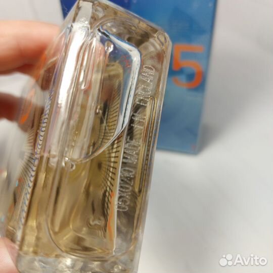 Molecule 05Escentric Molecules