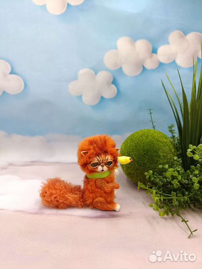 Миниатюрная фигурка котенка