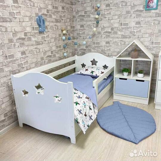 Кроватка с бортиком от 2х лет из натурального дере