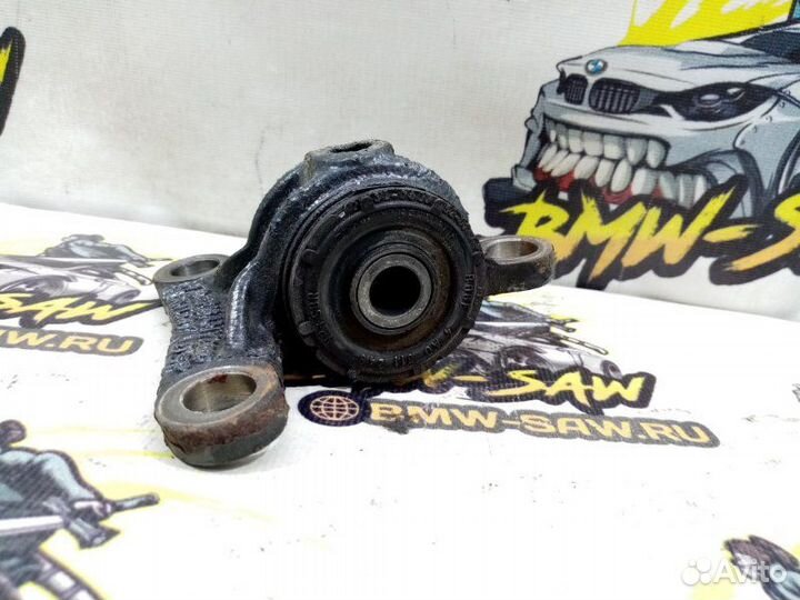 Кронштейн задний левый Audi A6 C4 AAH 1995