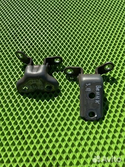 Задняя правая петля двери тойота авенсис 2 250