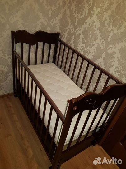 Детская кроватка с маятником и ящиком
