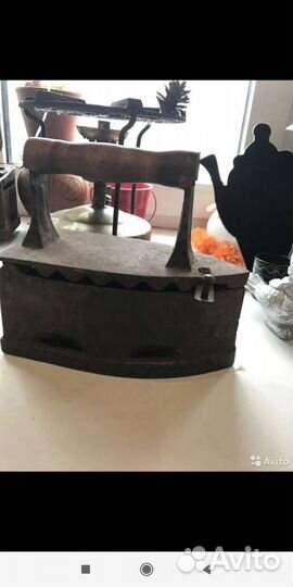 Старинный утюг на углях