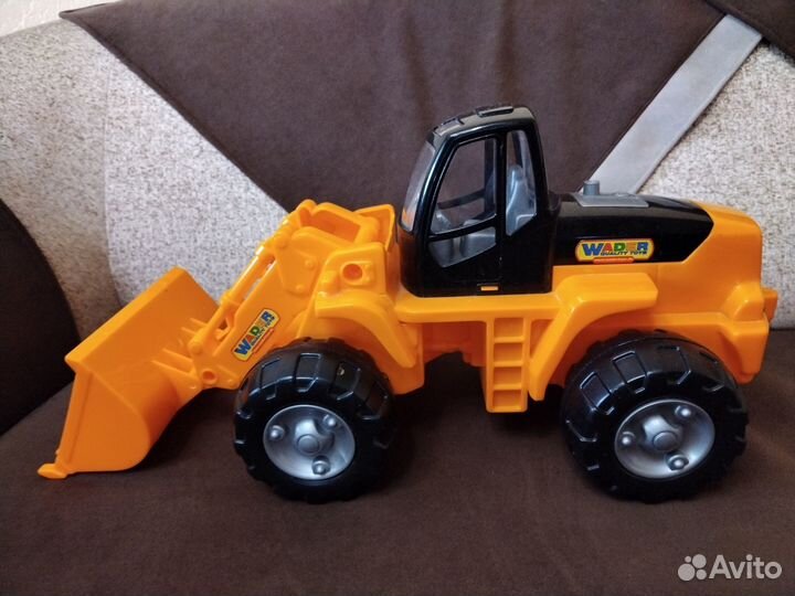 Трактор-погрузчик