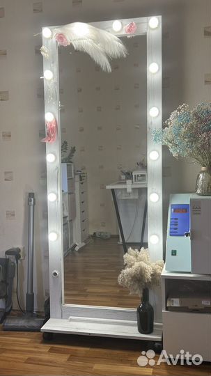 Зеркало напольное на колесах
