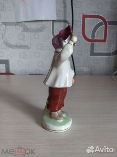 Фарфоровая статуэтка Девочка с флажком. зхк