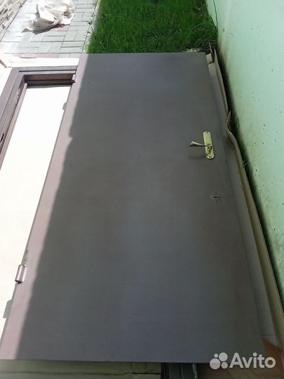 Металлическая уличная дверь бу