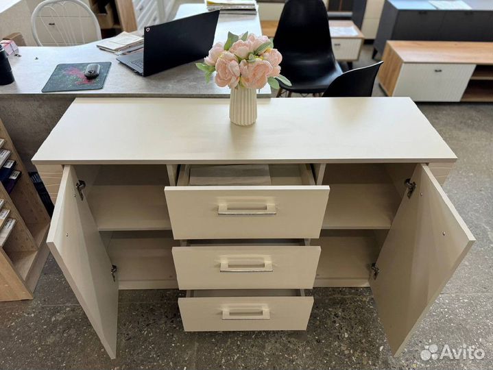 Комод большой бежевый