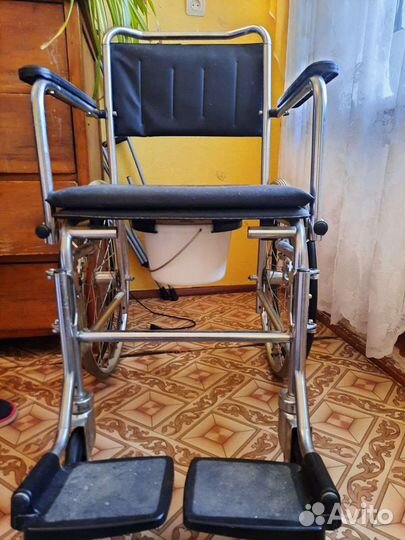 Инвалидное кресло с санитарным устройством