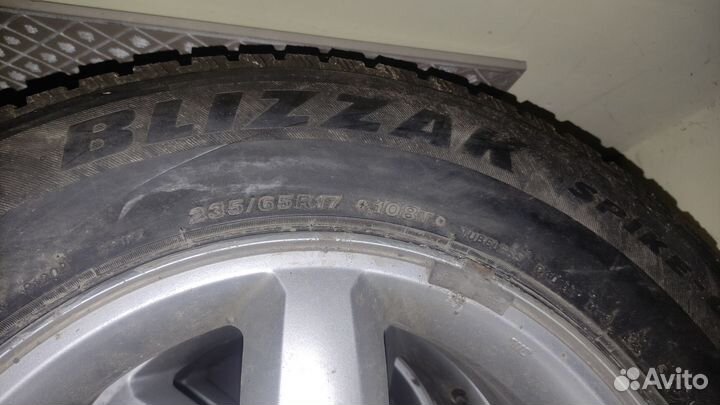 Bridgestone Blizzak Spike-01 235/65 R17