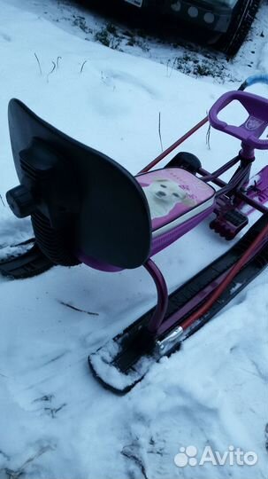 Детский снегокат с ручкой и спинкой