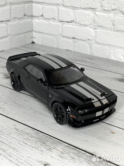 Модель dodge challenger srt 1:24