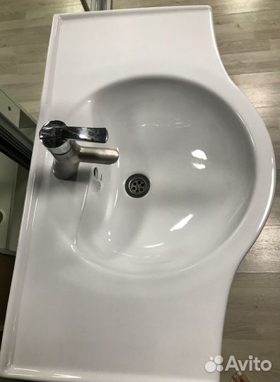 Раковина с тумбой и смесителем, зеркало в подарок