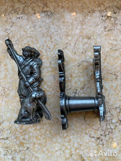 Настенные крепления для сувенирного оружия Denix