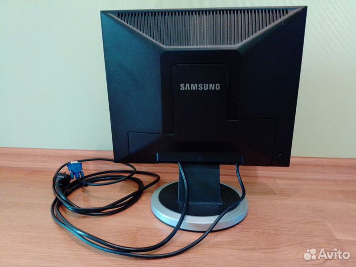 Монитор Samsung SyncMaster 710N