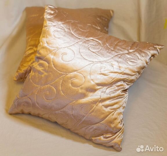 Подушка золотой атлас