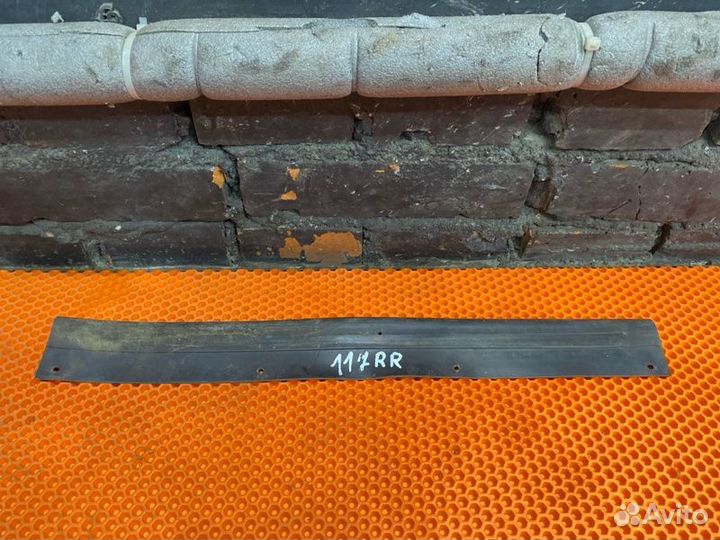 Уплотнительная резинка двери задняя правая Nissan