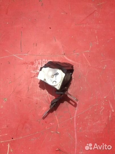 Ремень безопасности задний Nissan Almera N16