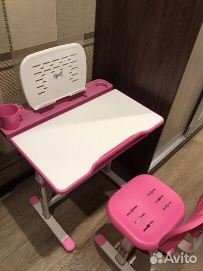 Детский письменный стол и стул