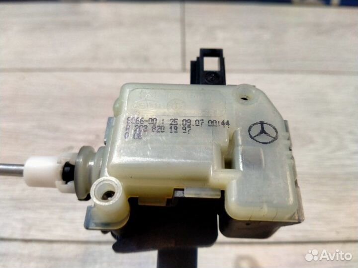 Замок лючка бензобака Mercedes-Benz 211.054 E 280