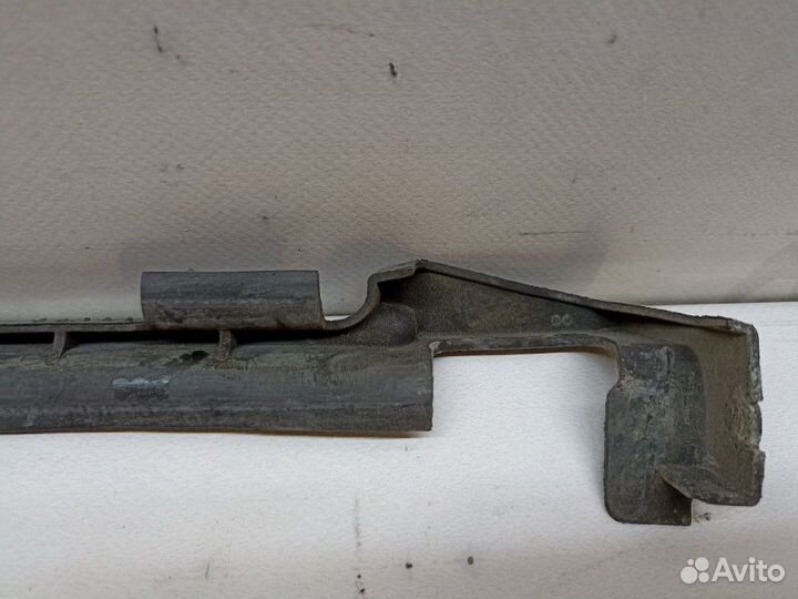 Уплотнитель правый Volkswagen Touareg 7L AXQ 2006