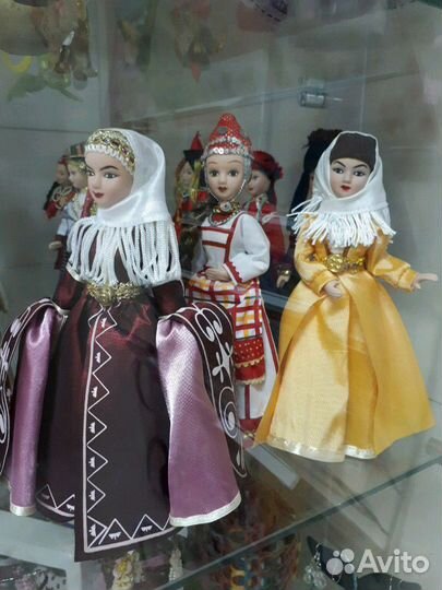 Фарфоровые куколки в национальных костюмах