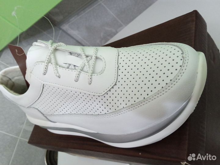 Кроссовки женские