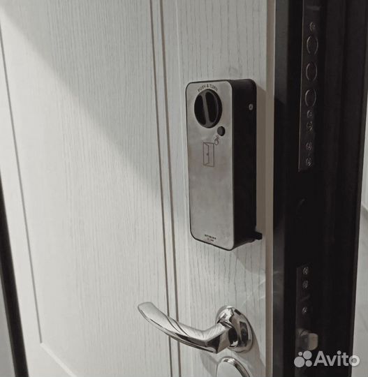 Motorlock умныйзамокс простой установкой на дверь
