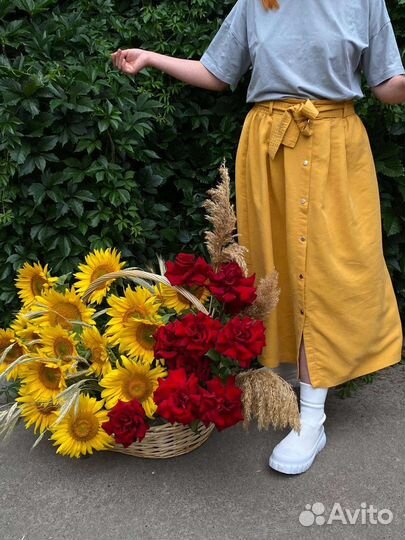 Подсолнухи и ажурные розы в корзине