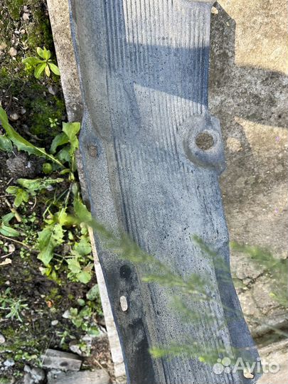 Подкрылок передний правый