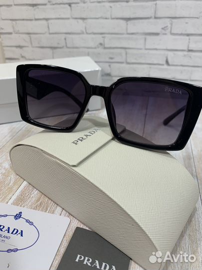 Солнцезащитные очки Prada