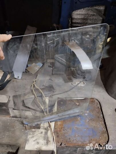 Стекла кабины дверей на Мерседес бенс 208