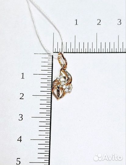 Золотая подвеска с камнем