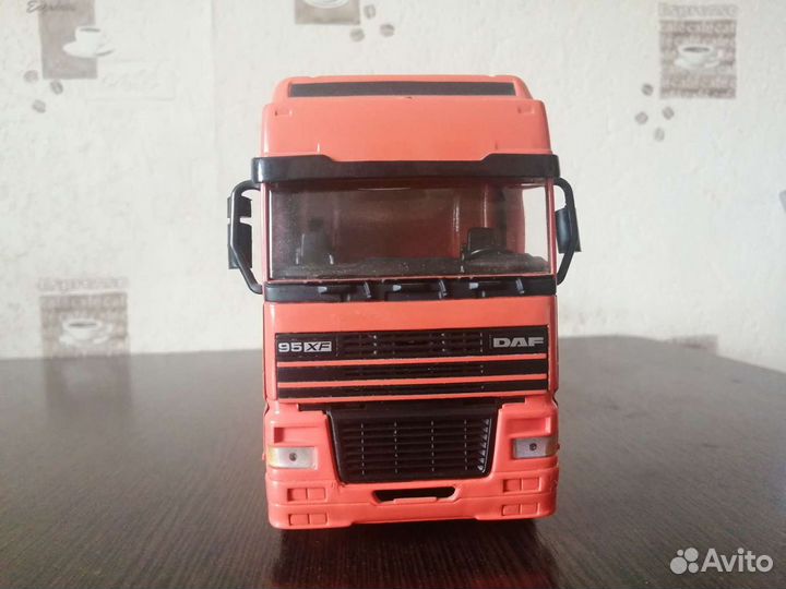 Модель тягач DAF 1/32