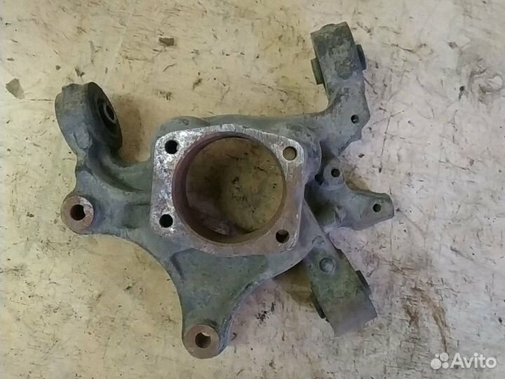 Кулак поворотный левый Dodge Journey